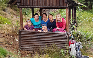gruppe-im-häuschen